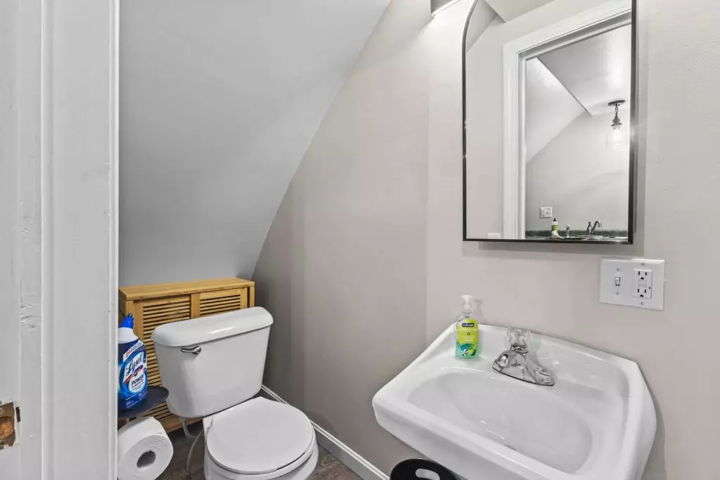 Studio Apartment Available for Immediate Move-in!