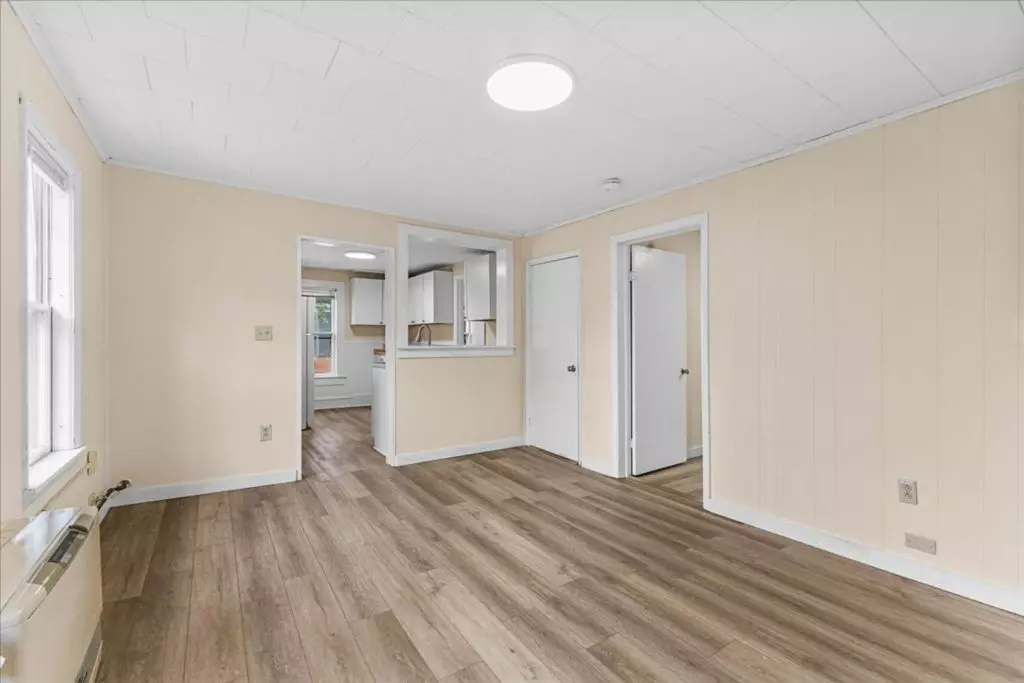 PRIVATE ROOM FOR RENT IN A FOUR BEDROOM APARTMENT Available for Immediate Move-in!