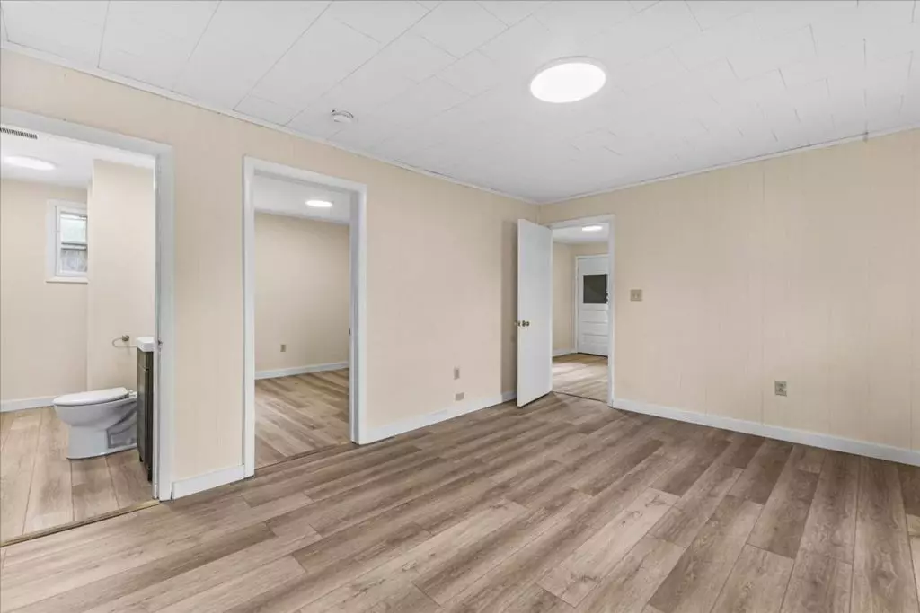 PRIVATE ROOM FOR RENT IN A FOUR BEDROOM APARTMENT Available for Immediate Move-in!