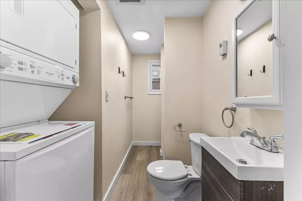 PRIVATE ROOM FOR RENT IN A FOUR BEDROOM APARTMENT Available for Immediate Move-in!