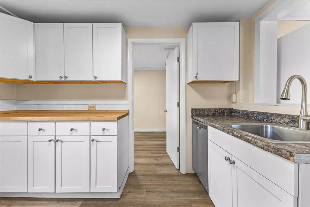 PRIVATE ROOM FOR RENT IN A FOUR BEDROOM APARTMENT Available for Immediate Move-in!