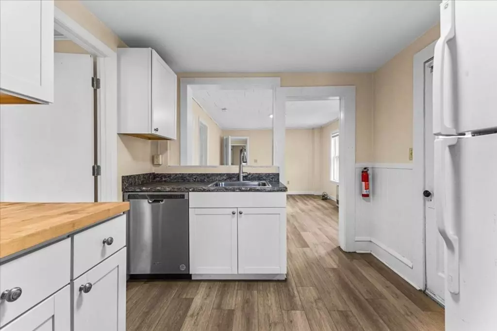 PRIVATE ROOM FOR RENT IN A FOUR BEDROOM APARTMENT Available for Immediate Move-in!