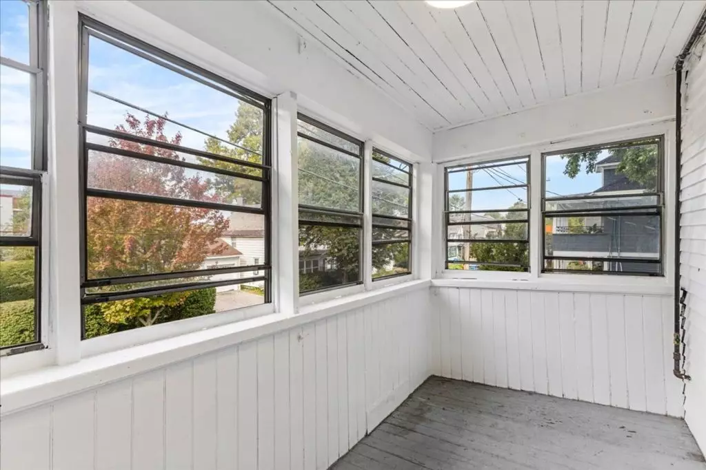 PRIVATE ROOM FOR RENT IN A FOUR BEDROOM APARTMENT Available for Immediate Move-in!