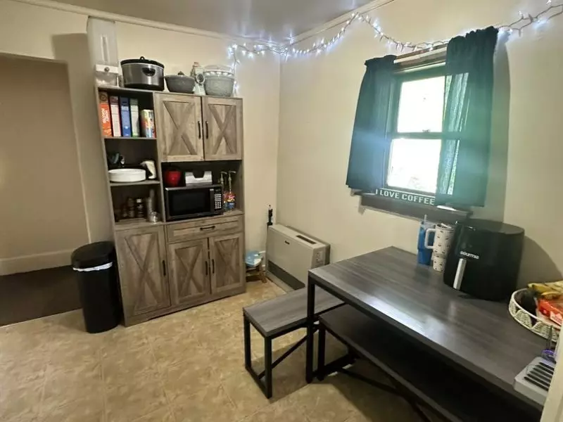 90 Archibald St, Burlington, VT | 2 Bedroom Second-Floor Apartment with Parking | Old North End | Pet Friendly