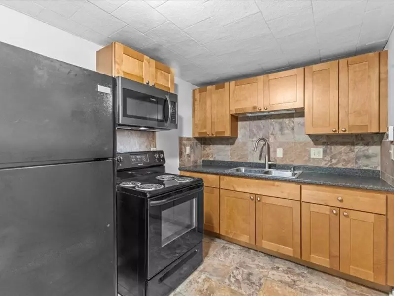 365 St Paul Street #6, Burlington, VT | 1 Bedroom Apartment with Hardwood Floors & Parking | South End | Pet Friendly