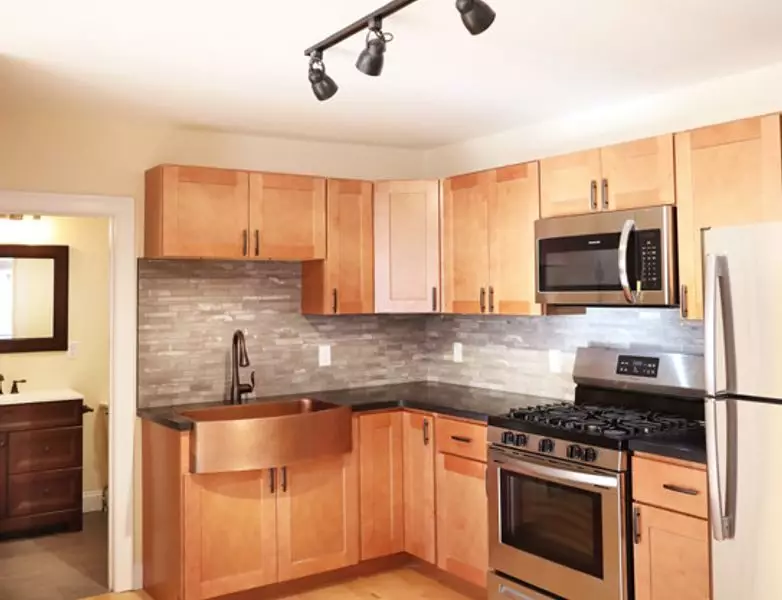 8 Chase St, Burlington, VT | Renovated 4 Bedroom Apartment Near UVM & Winooski | June 2027