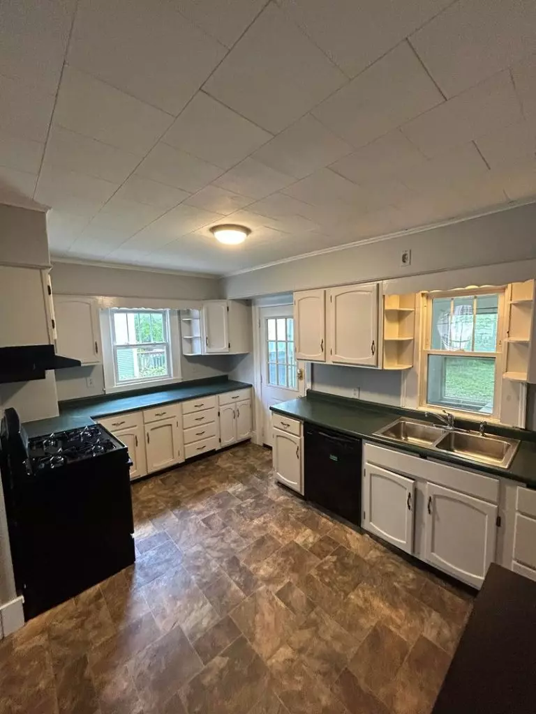 43 Isham St, Burlington, VT | 5 Bedroom House Near UVM | June 2027