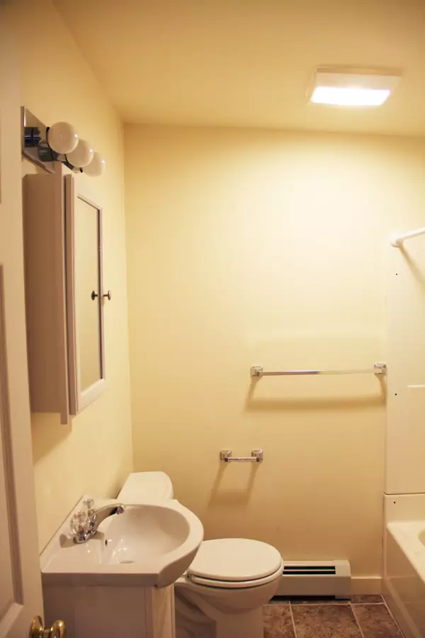 122 Archibald St, Burlington, VT | 5 Bedroom Apartment Near UVM | June 2027