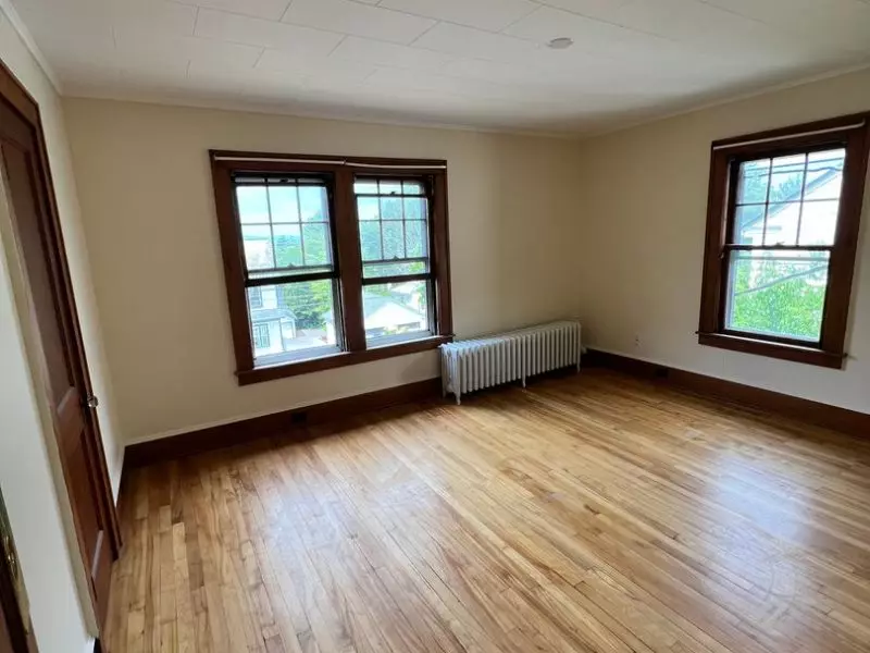 360 S Winooski Ave Apt B, Burlington, VT | 4 Bedroom Apartment Near UVM & Downtown | June 2027