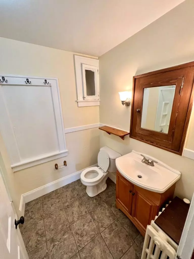 360 S Winooski Ave Apt B, Burlington, VT | 4 Bedroom Apartment Near UVM & Downtown | June 2027