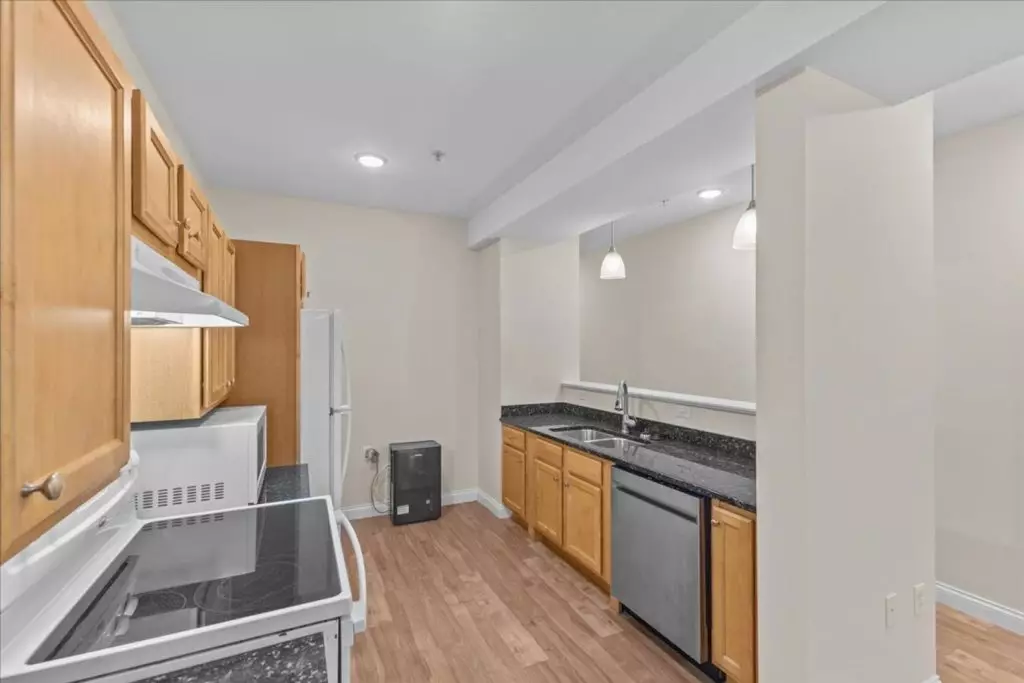 50 Barrett St #7, Burlington, VT | 2 Bedroom Apartment with Parking & Laundry | Available Sept. 2026