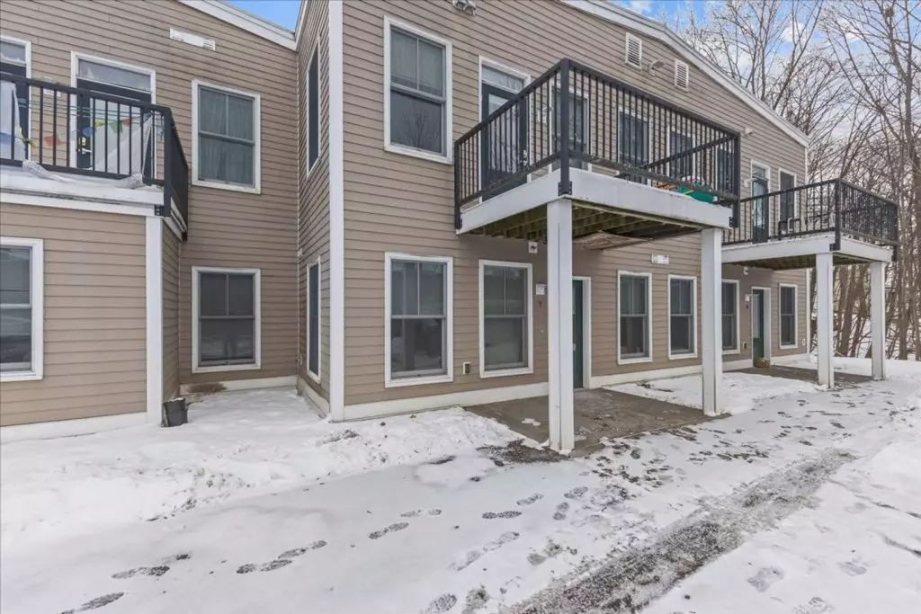 50 Barrett St #7, Burlington, VT | 2 Bedroom Apartment with Parking & Laundry | Available Sept. 2026