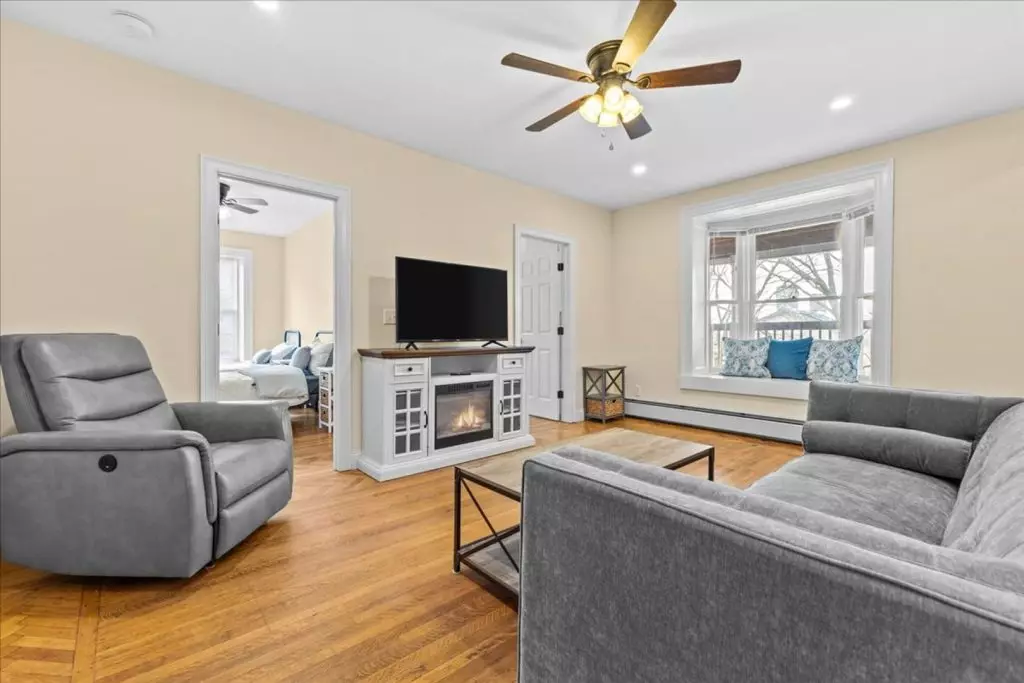 416 Pearl St #1, Burlington, VT | Renovated 4 Bedroom Apartment Steps from UVM | June 2027