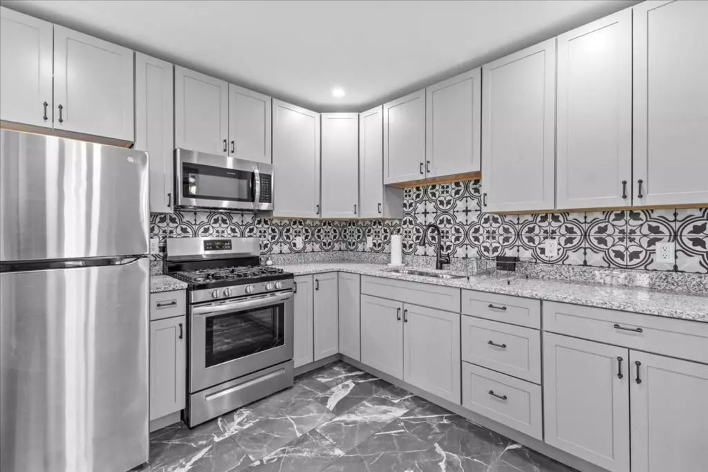 416 Pearl St #1, Burlington, VT | Renovated 4 Bedroom Apartment Steps from UVM | June 2027