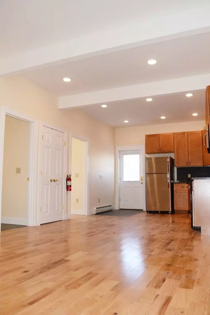 9 Bright St, Burlington, VT | 4 Bedroom, 2 Bathroom Apartment Near UVM & Downtown | June 2027