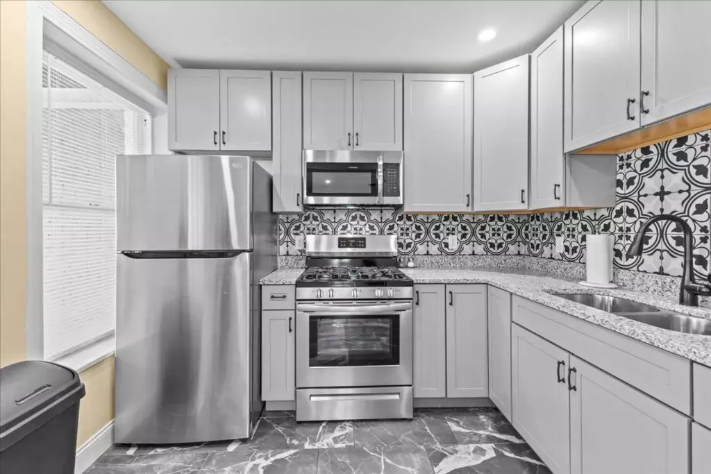 Private Room for Rent in Four Bedroom Apartment – Close to UVM Center – Available NOW!