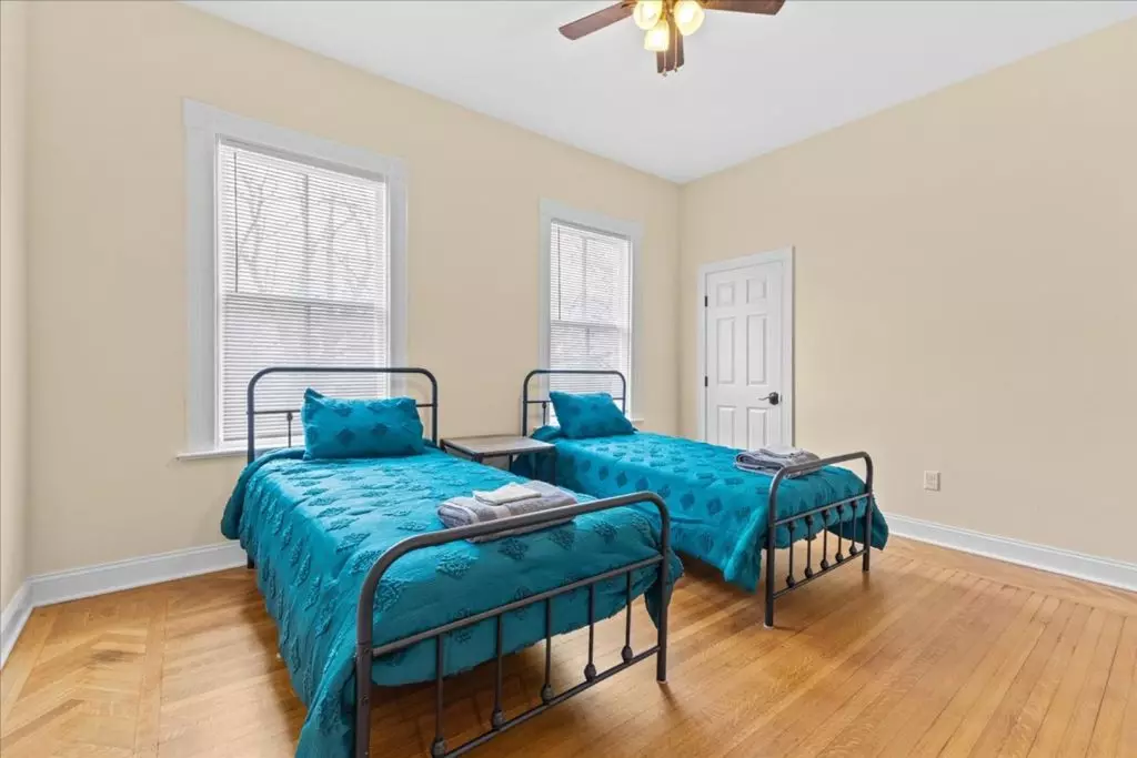 Private Room for Rent in Four Bedroom Apartment – Close to UVM Center – Available NOW!