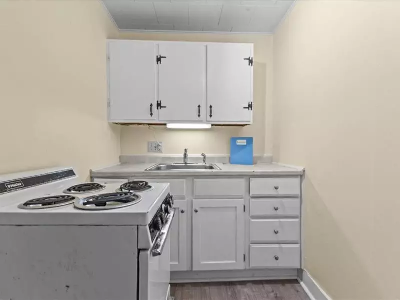 1 Bedroom Apartment in South End | Carport Parking