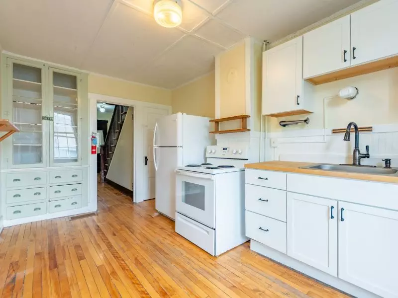 24 Colchester Ct, Burlington, VT | Spacious 4 Bedroom Apartment Near UVM | June 2027