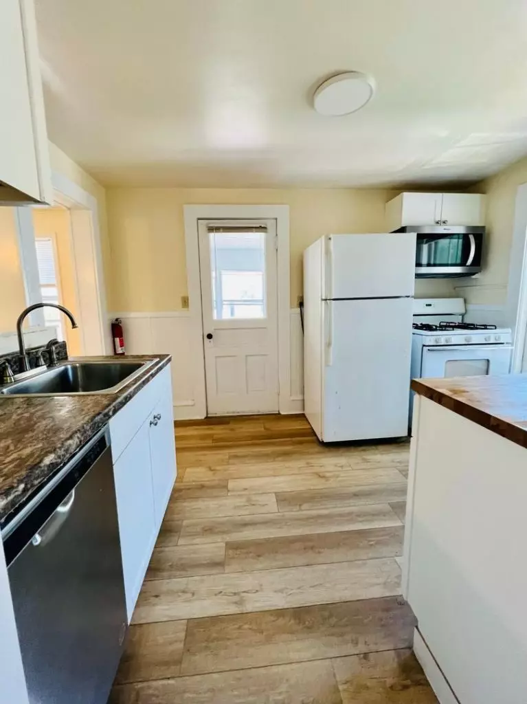 50 Howard St, Burlington, VT | 4 Bedroom Apartment Near UVM