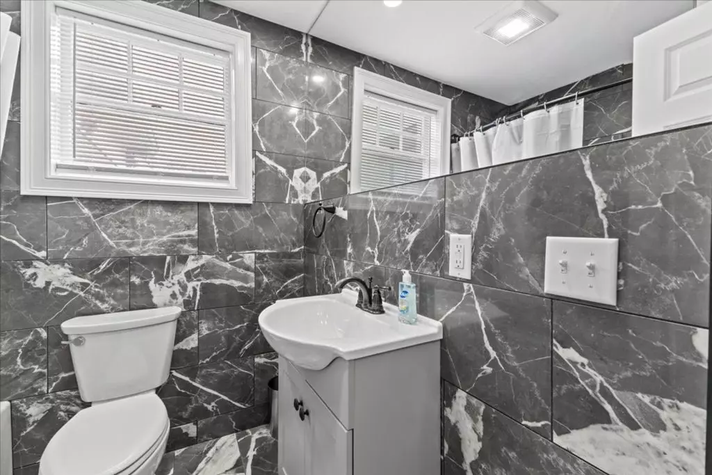 Private Room for Rent in Four Bedroom Apartment – Close to UVM Center – Available NOW!