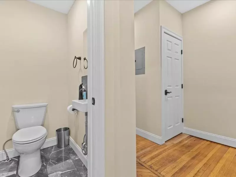 Private Room for Rent in Four Bedroom Apartment – Close to UVM Center – Available NOW!