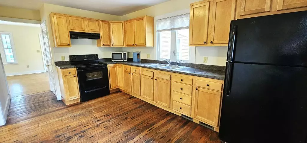 9 Peru St, Burlington, VT | 5 Bedroom House with Private Yard & Parking | June 2027