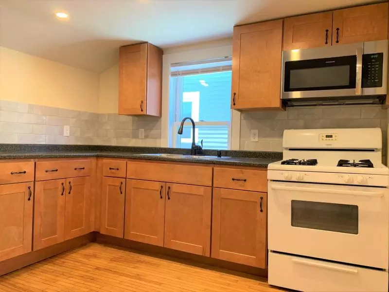 13 Peru St, Burlington, VT | Renovated 3 Bedroom House Near UVM & Downtown | June 2027