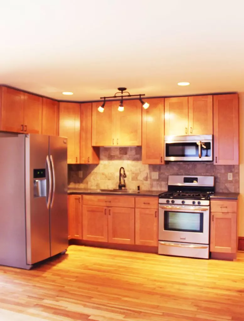 4 Bedroom Downtown Burlington Apartment | Unique 2-Level Layout & Updated Kitchen | June 2027