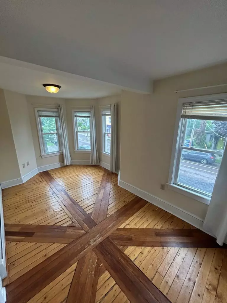 206B N. Winooski Ave, Burlington, VT | Beautiful 3 Bedroom Apartment with Parking | June 2027