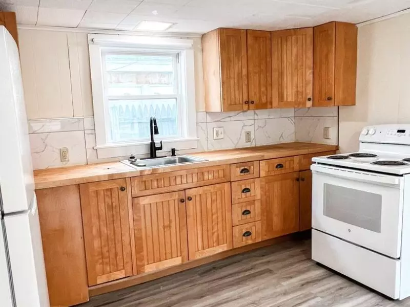 20 Cedar St, Burlington, VT | 5 Bedroom House with Private Yard & Parking | June 2027