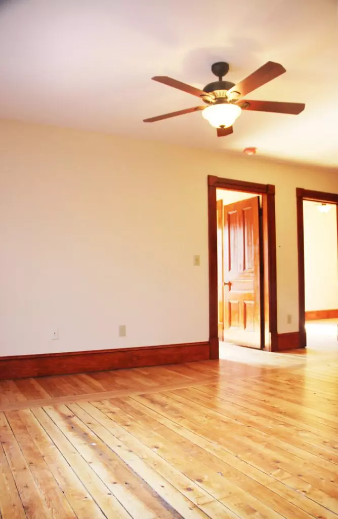 4 Bedroom Downtown Burlington Apartment | Unique 2-Level Layout & Updated Kitchen | June 2027
