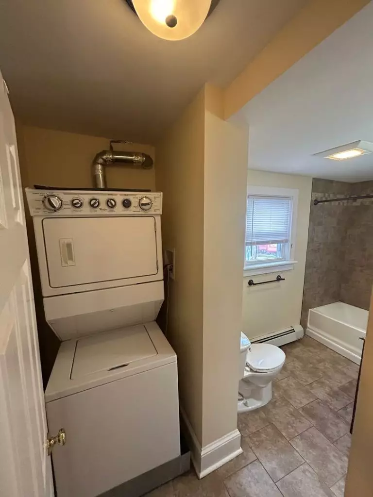 206B N. Winooski Ave, Burlington, VT | Beautiful 3 Bedroom Apartment with Parking | June 2027