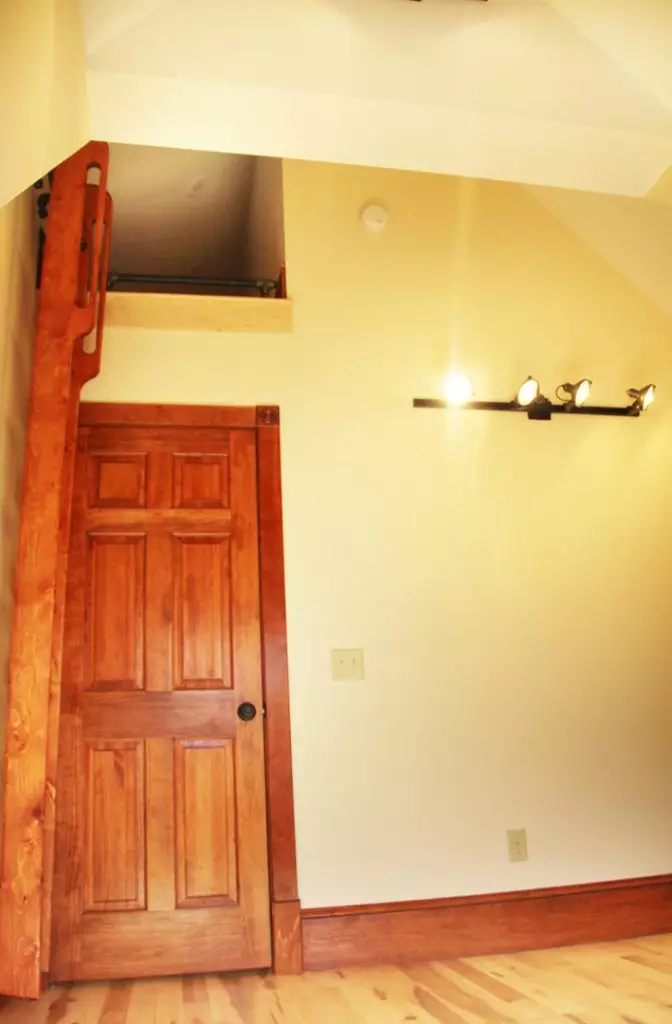 4 Bedroom Downtown Burlington Apartment | Unique 2-Level Layout & Updated Kitchen | June 2027