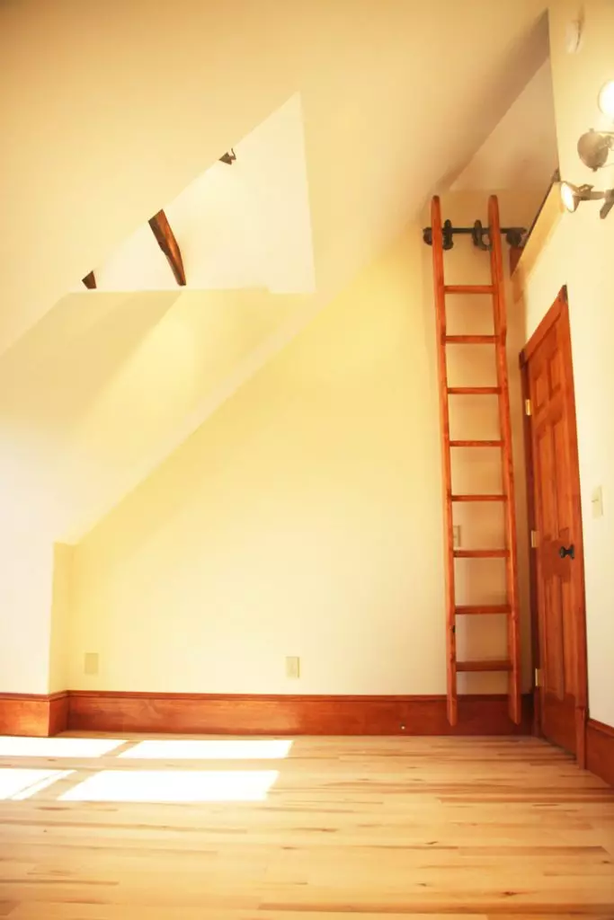 4 Bedroom Downtown Burlington Apartment | Unique 2-Level Layout & Updated Kitchen | June 2027