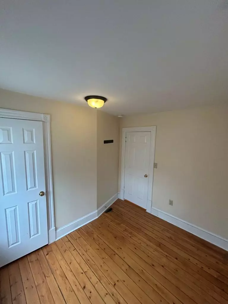 206B N. Winooski Ave, Burlington, VT | Beautiful 3 Bedroom Apartment with Parking | June 2027