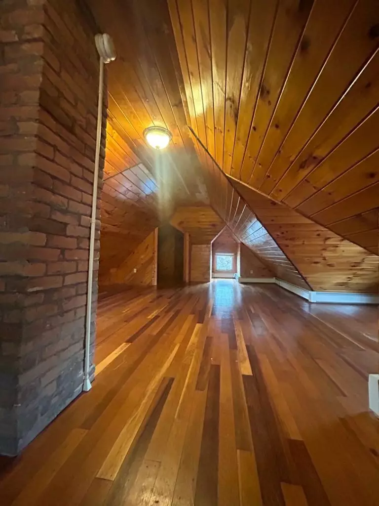 206B N. Winooski Ave, Burlington, VT | Beautiful 3 Bedroom Apartment with Parking | June 2027