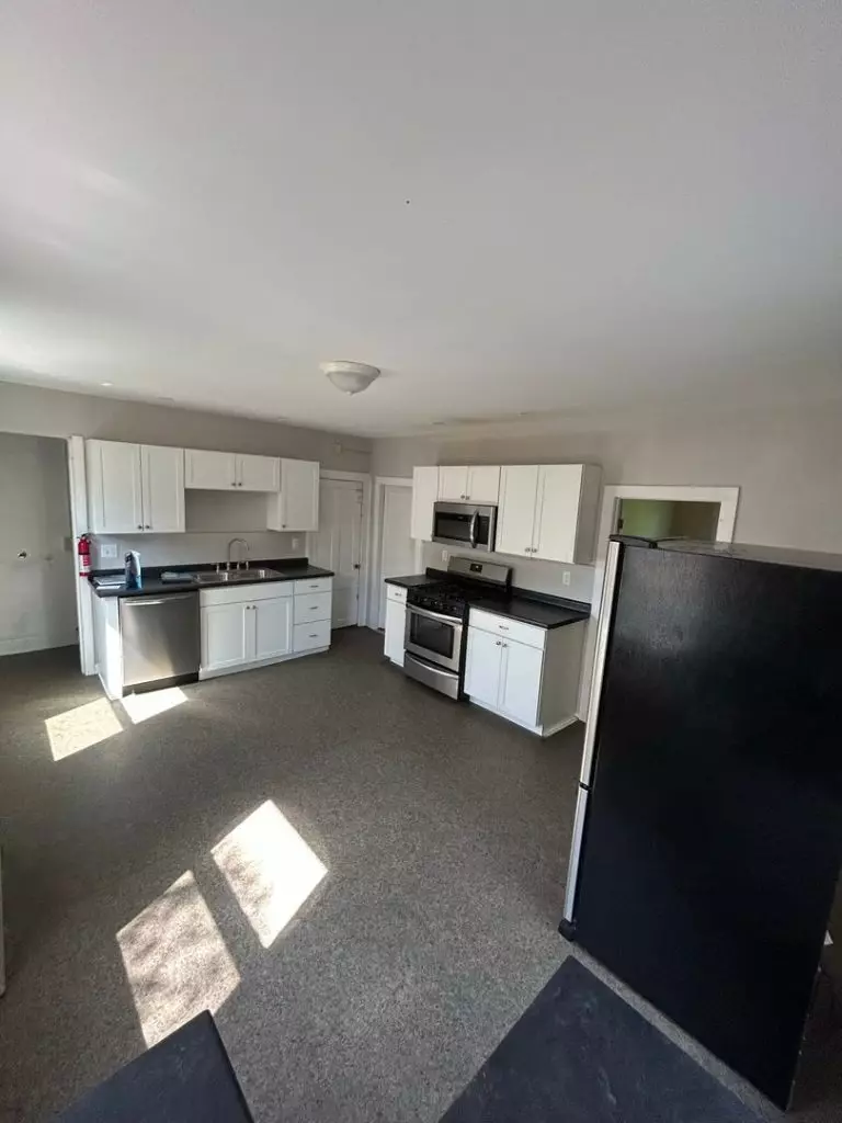 79B Chase St, Burlington, VT | 3 Bedroom Apartment Near UVM & Winooski | June 2027