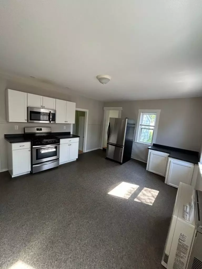 79B Chase St, Burlington, VT | 3 Bedroom Apartment Near UVM & Winooski | June 2027
