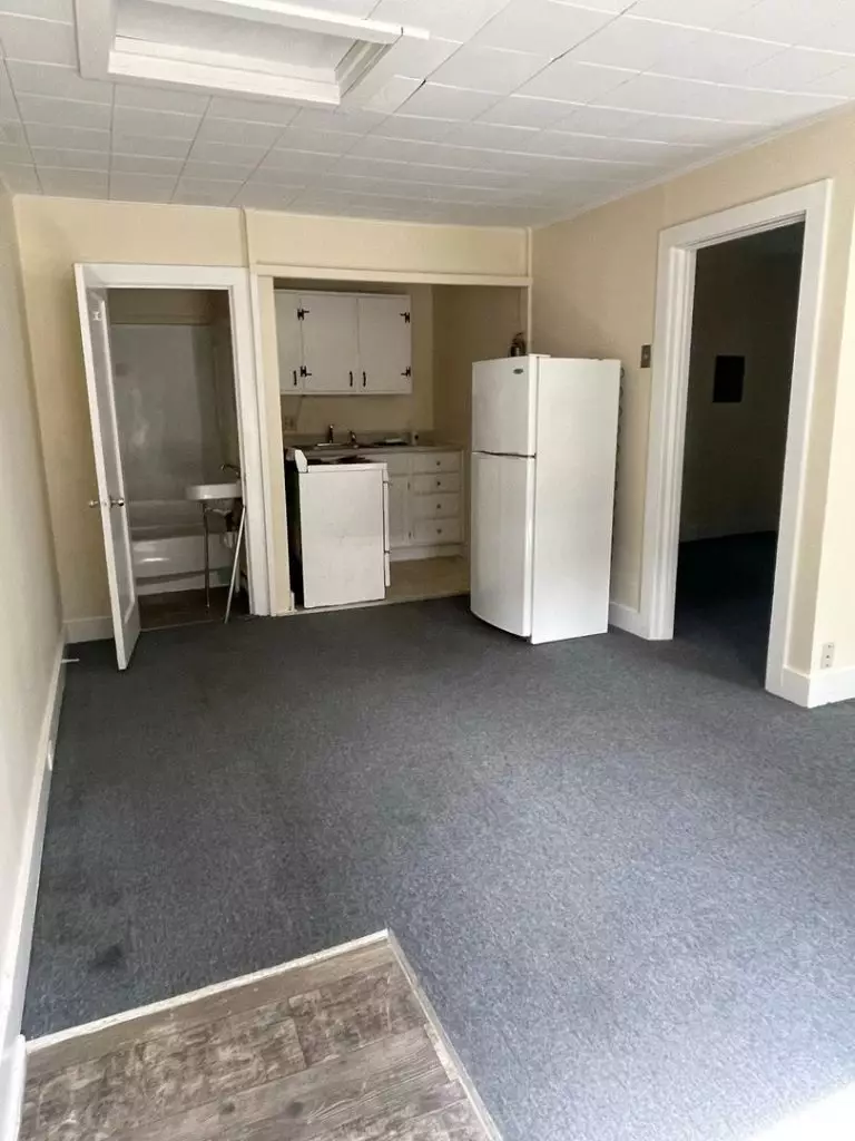Cozy 1-Bedroom Apartment Available – Optional Carport!