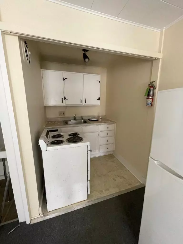Cozy 1-Bedroom Apartment Available – Optional Carport!