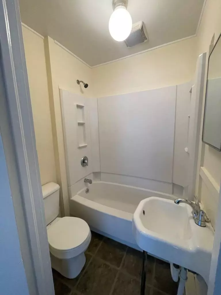 Cozy 1-Bedroom Apartment Available – Optional Carport!