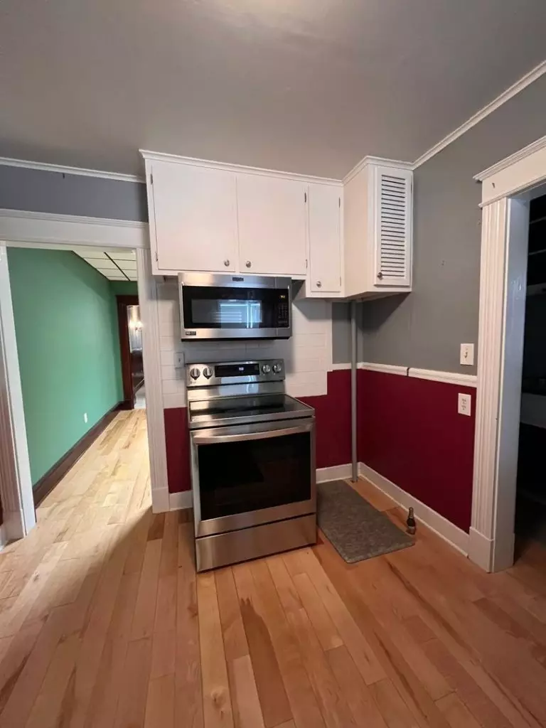 100 No. Winooski Ave B2, Burlington, VT | Large 4 Bedroom Apartment with 2 Garage Spaces | June 2027