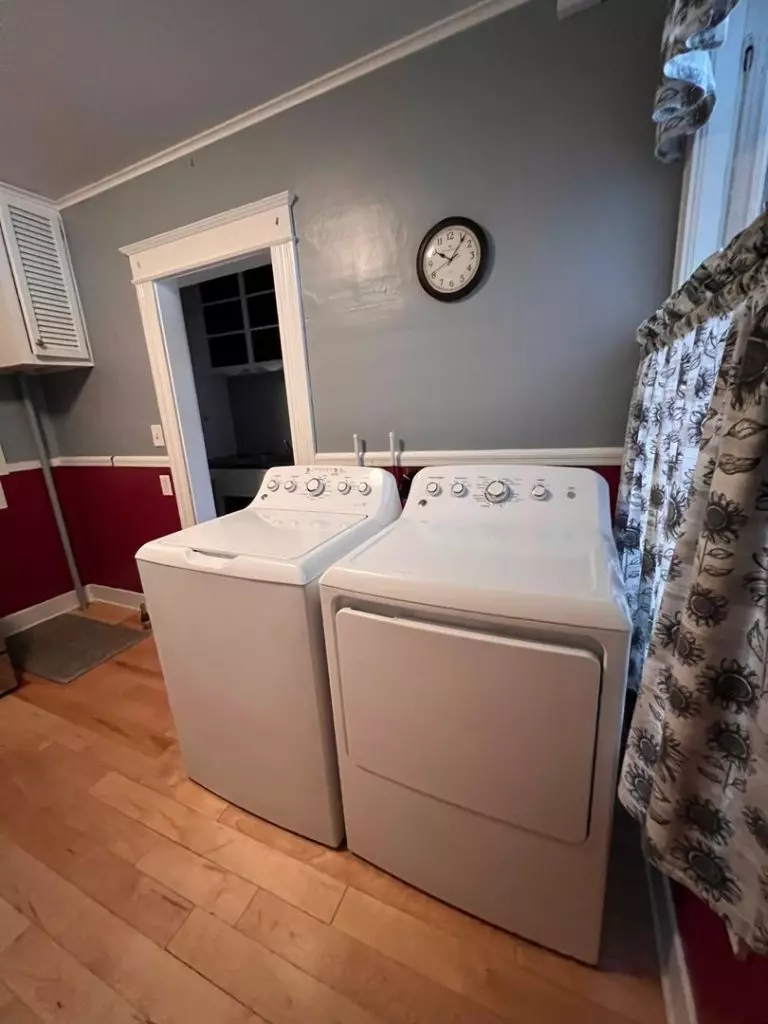 100 No. Winooski Ave B2, Burlington, VT | Large 4 Bedroom Apartment with 2 Garage Spaces | June 2027