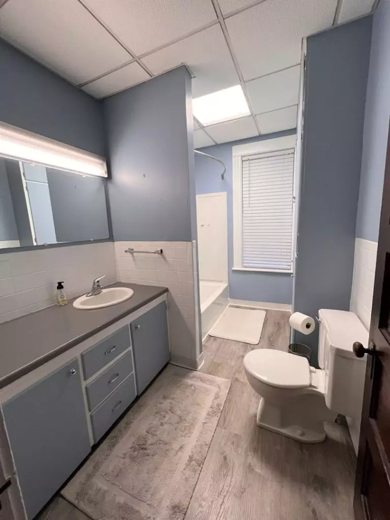 100 No. Winooski Ave B2, Burlington, VT | Large 4 Bedroom Apartment with 2 Garage Spaces | June 2027