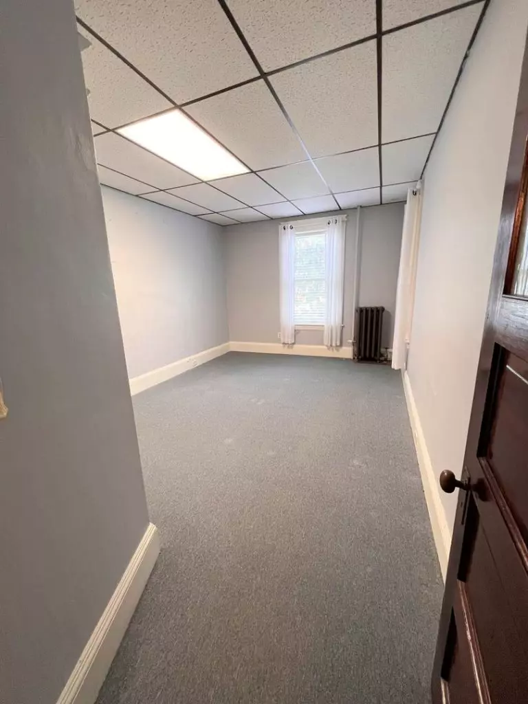 100 No. Winooski Ave B2, Burlington, VT | Large 4 Bedroom Apartment with 2 Garage Spaces | June 2027