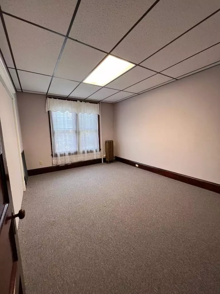 100 No. Winooski Ave B2, Burlington, VT | Large 4 Bedroom Apartment with 2 Garage Spaces | June 2027