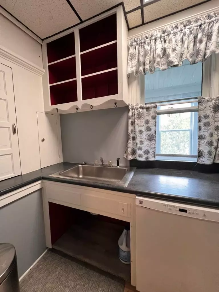 100 No. Winooski Ave B2, Burlington, VT | Large 4 Bedroom Apartment with 2 Garage Spaces | June 2027