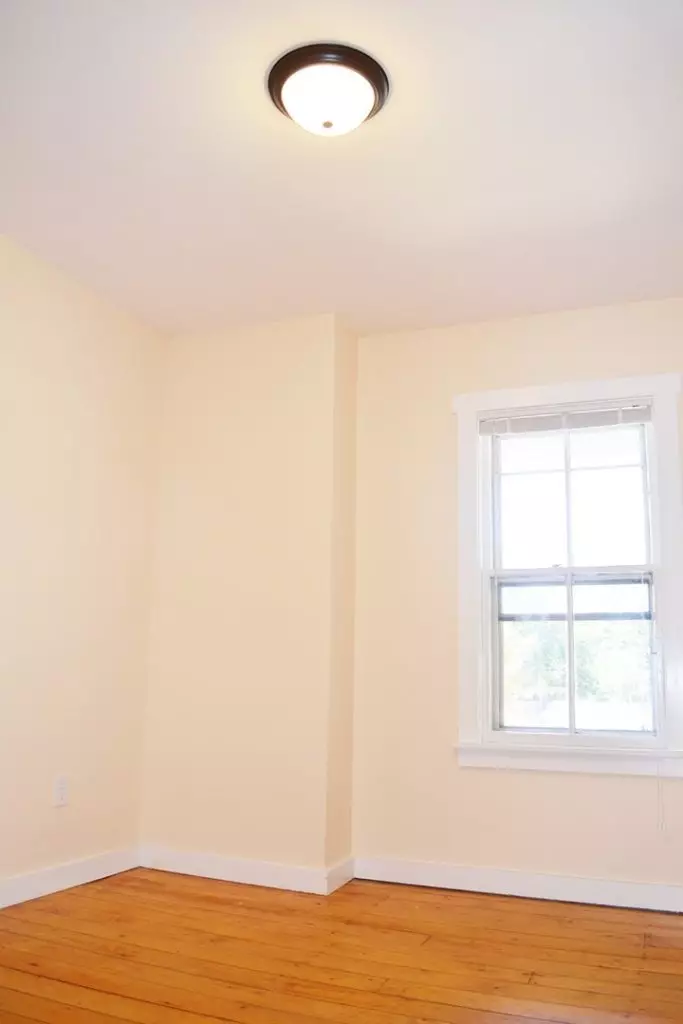 18 Rose St #1, Burlington, VT | Renovated 4 Bedroom Apartment with Yard & Parking | June 2027