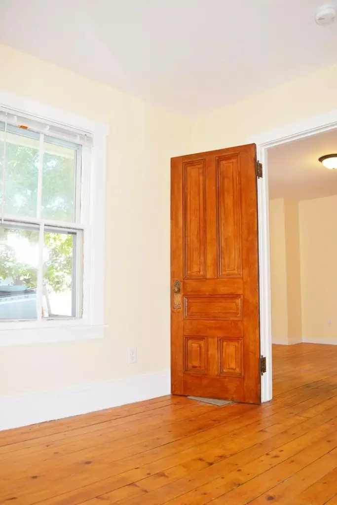 18 Rose St #1, Burlington, VT | Renovated 4 Bedroom Apartment with Yard & Parking | June 2027